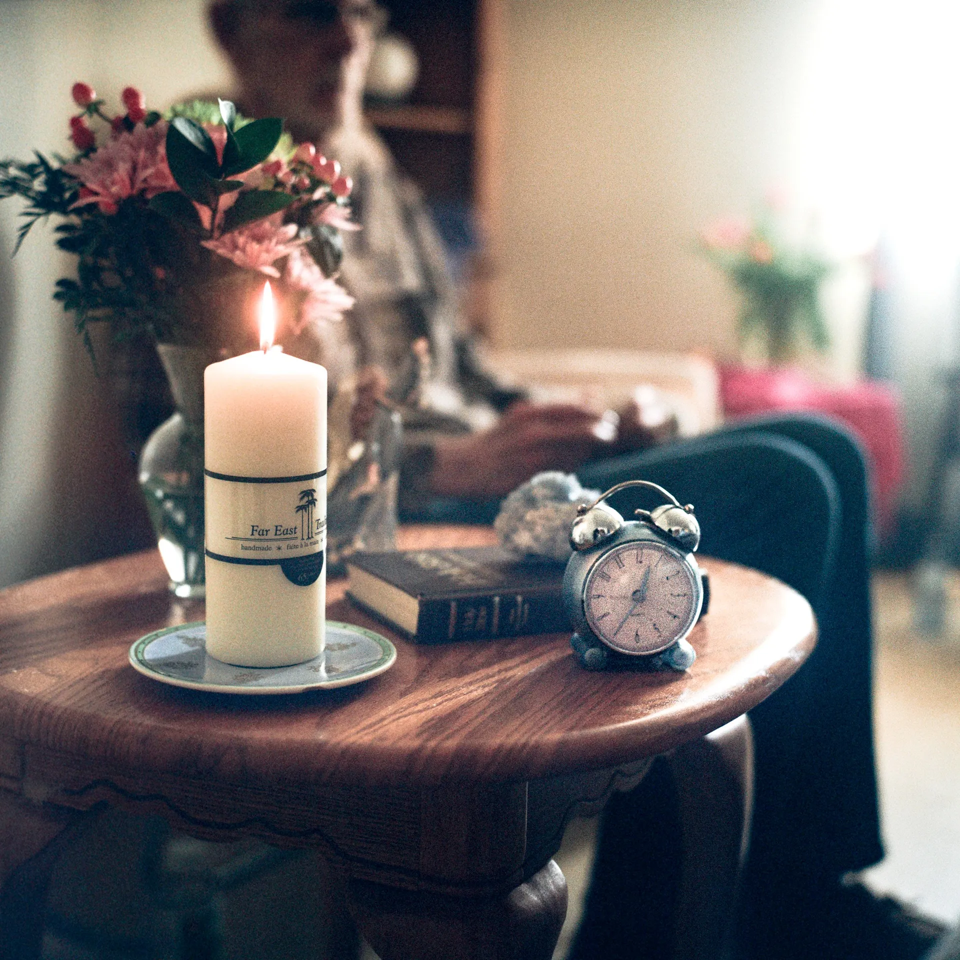 On the day of her death, Paula’s friends tended to the table beside her bed. They gathered objects that were important to her: a bible and a porcelain angel, a crystal, a scented candle, fresh flowers, and a clock.