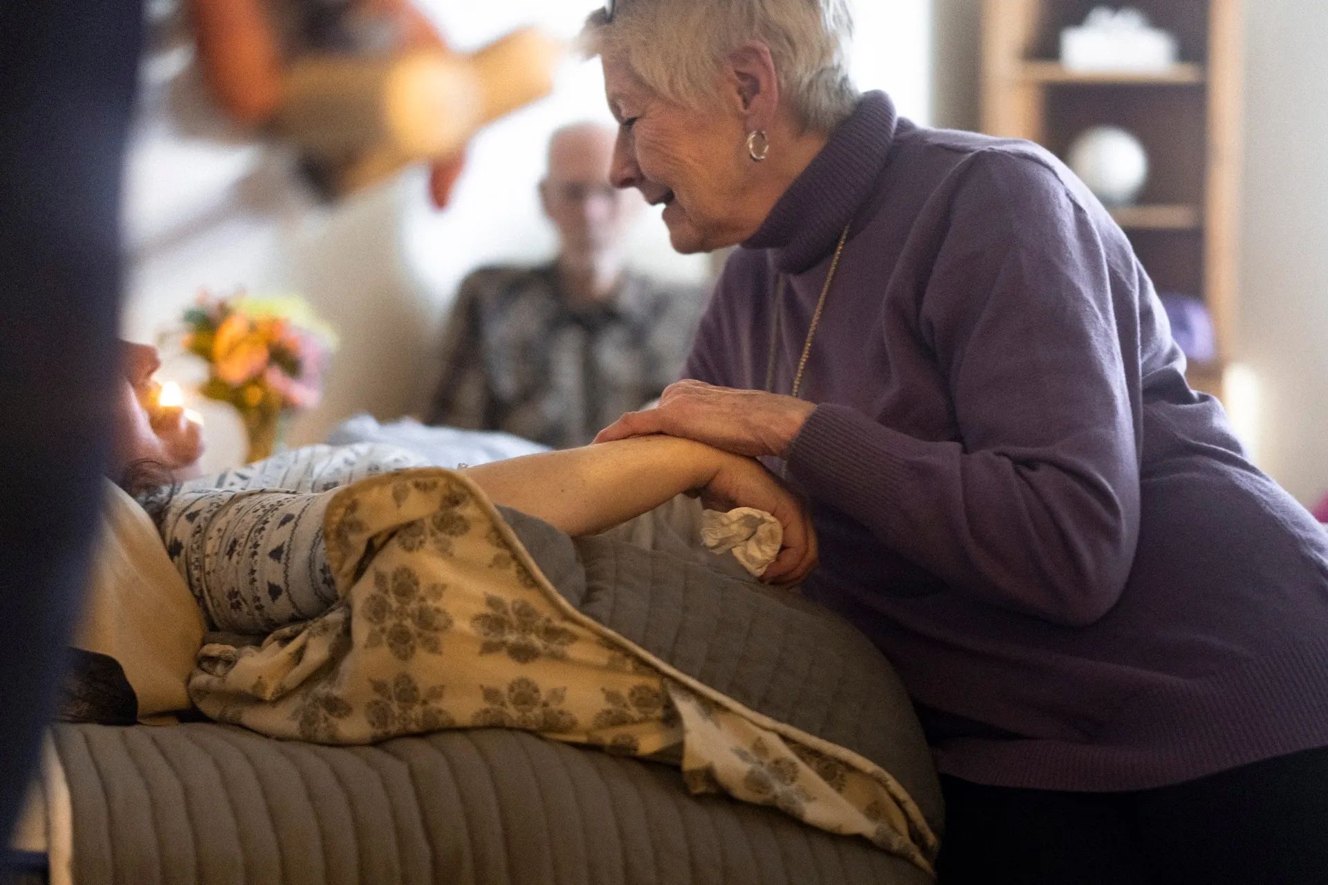 Paula once told a friend that a veterinarian would put a dog down for feeling better than she did. As the doctor returned with the medication, her friends tried to comfort and reassure her.