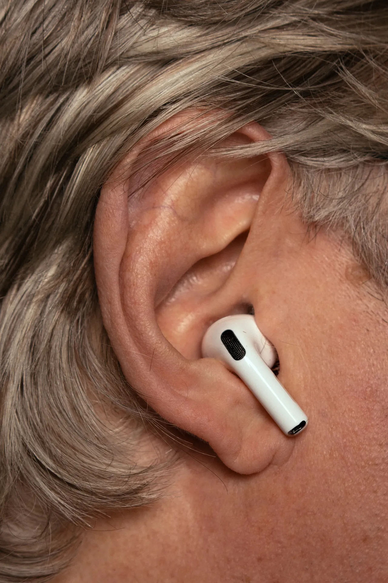 Apple AirPods can now translate a dozen languages, including Chinese. Mr. Duda and Ms. Liang have been testing them out.